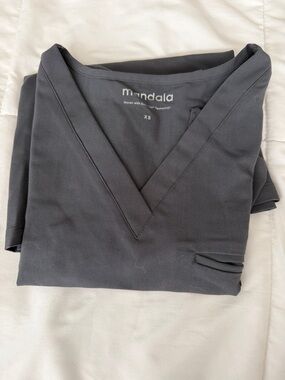 Mandala V-Neck Scrub Top - XS in Charcoal